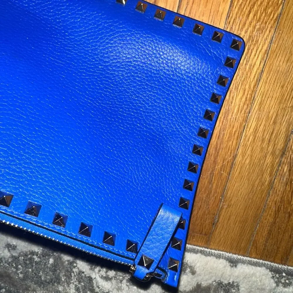 Valentino Garavani Rockstud Large Leather Zip Pouch Bag, Blue